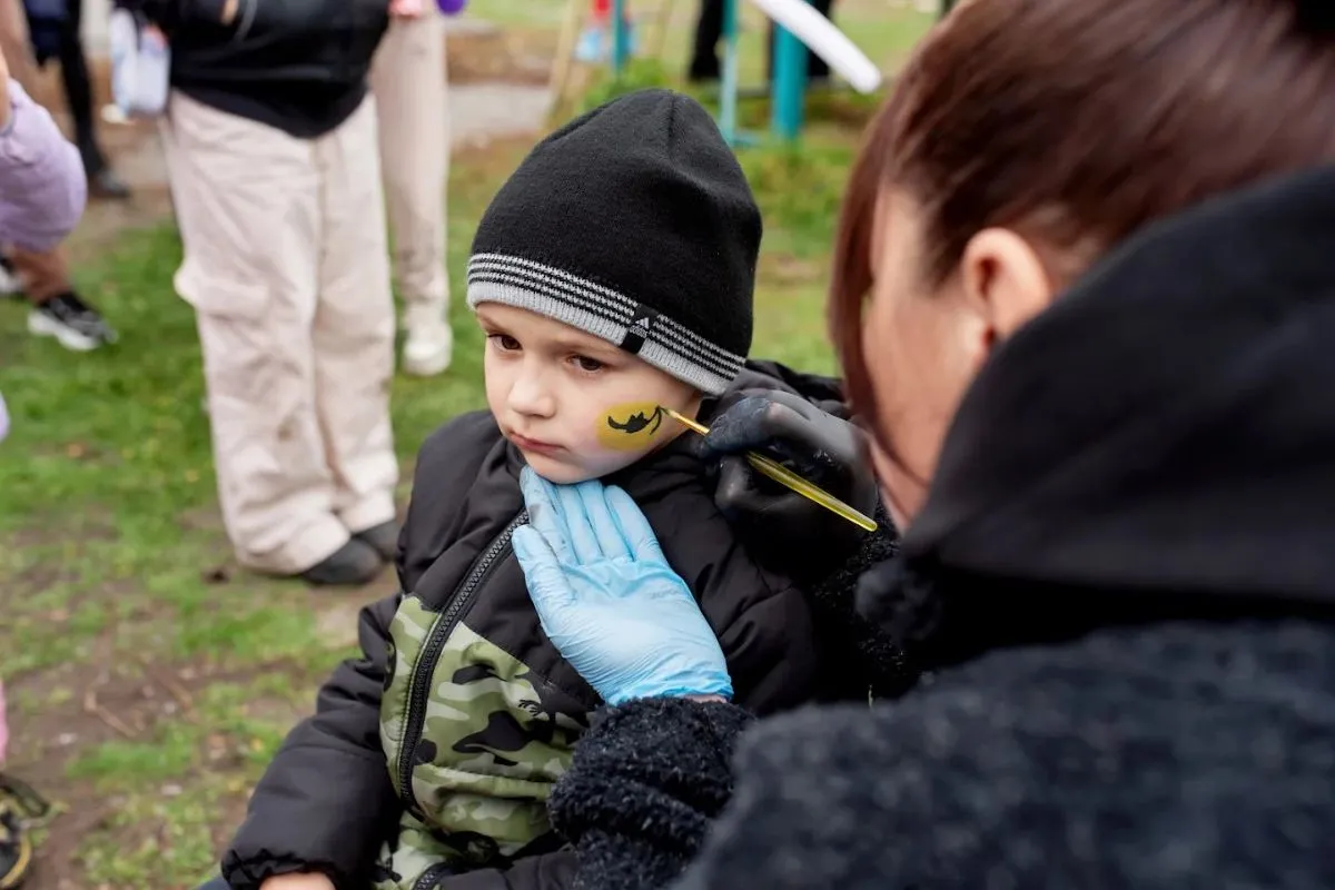 Понад 200 дітей та їхніх батьків зібралися разом, аби відволіктися від переживань та тривог Понад 200 дітей та їхніх батьків зібралися разом, аби відволіктися від переживань та тривог