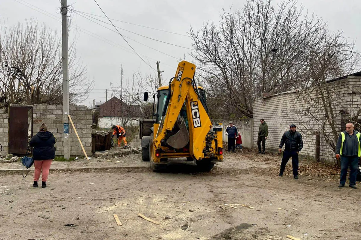У Дніпрі комунальники продовжують прибирати наслідки дронової атаки У Дніпрі комунальники продовжують прибирати наслідки дронової атаки
