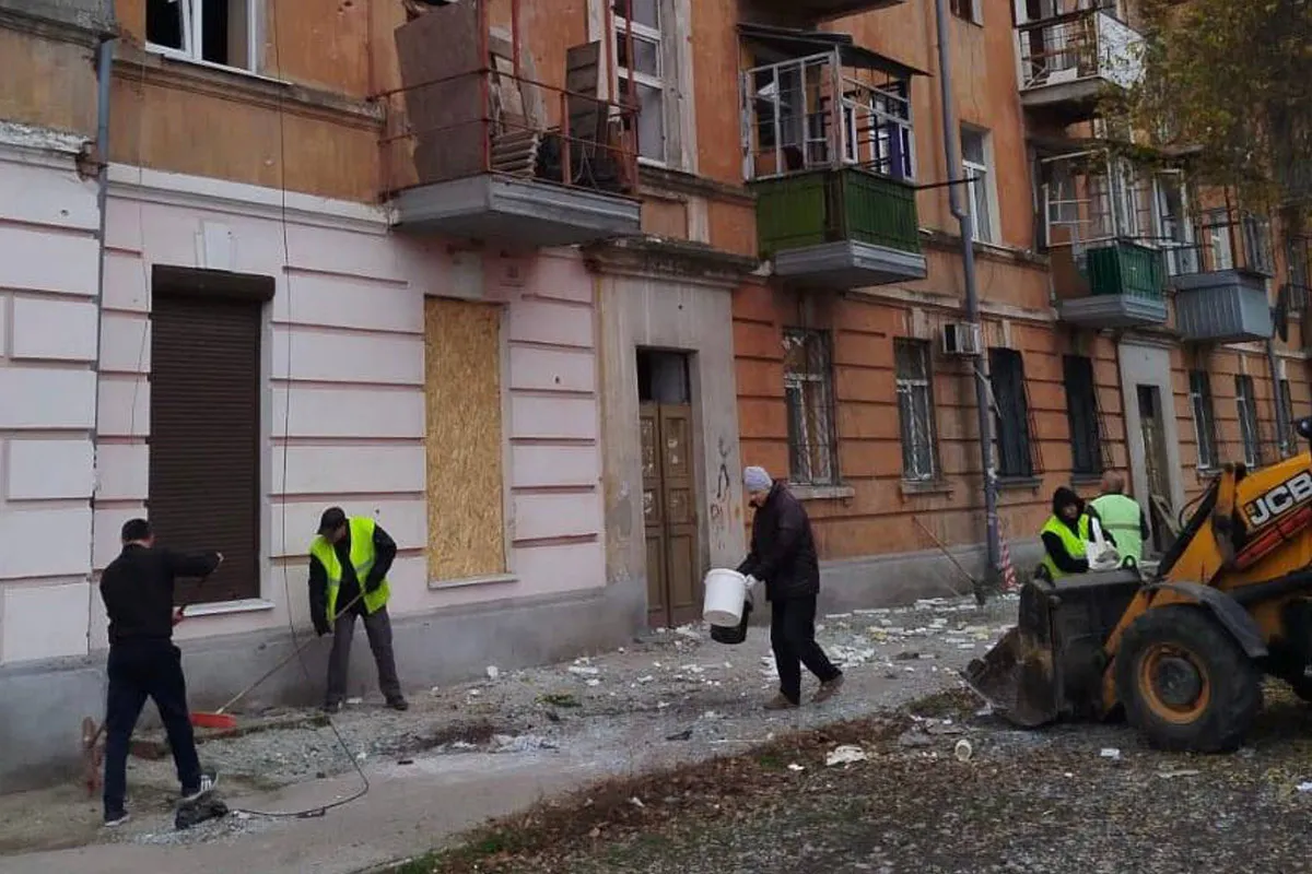 З вулиць уже вивезли 80 тонн сміття й уламків З вулиць уже вивезли 80 тонн сміття й уламків