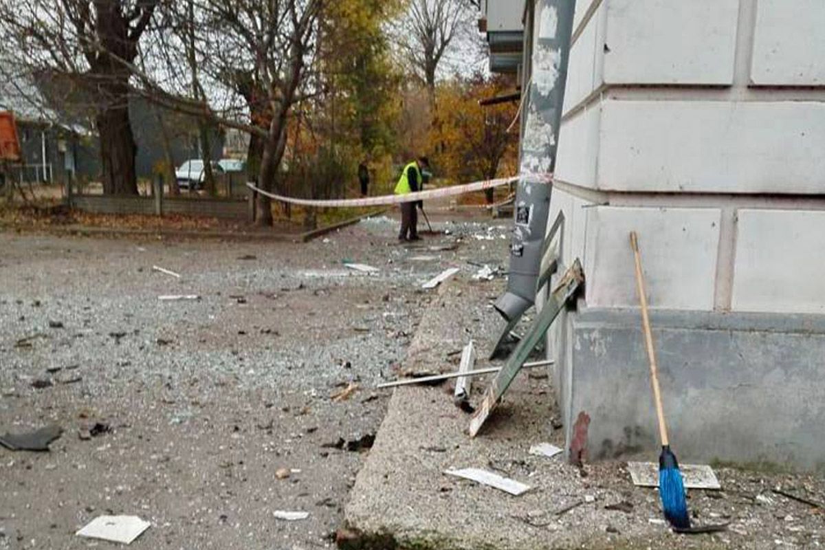 Фахівці закрили плівкою та OSB вікна у квартирах Фахівці закрили плівкою та OSB вікна у квартирах