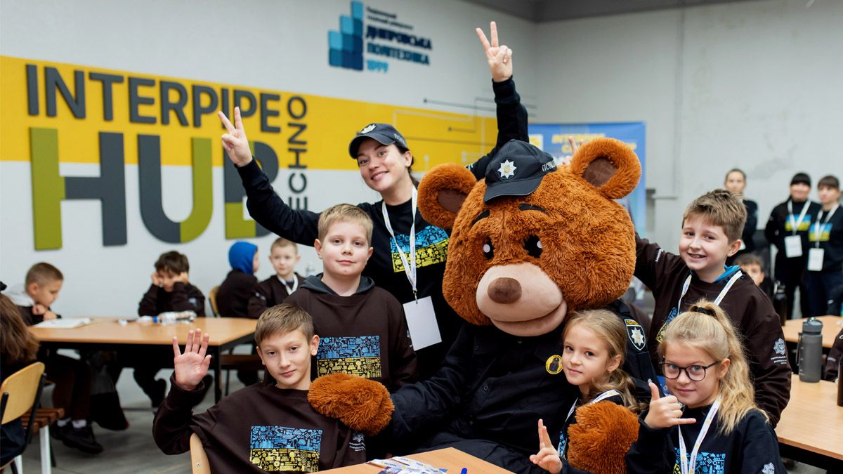 «Інтерпайп» та поліцейські організували денний табір для школярів