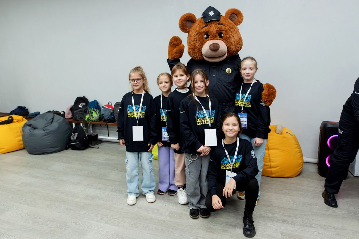 Гколярі через гру, екскурсії та майстер-класи дізнавалися про різні професії. «Інтерпайп» та поліцейські організували денний табір для школярів 2