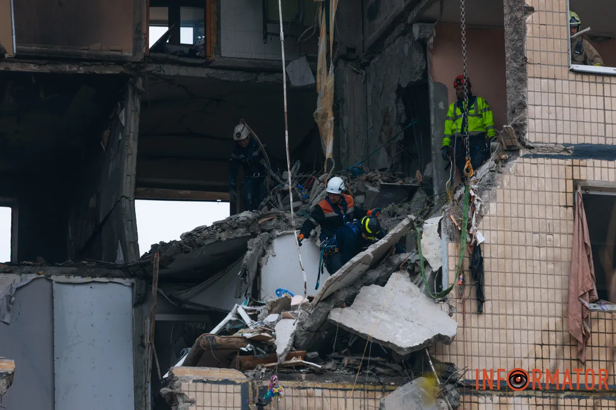 Территорию вокруг дома огородили Территорию вокруг дома огородили