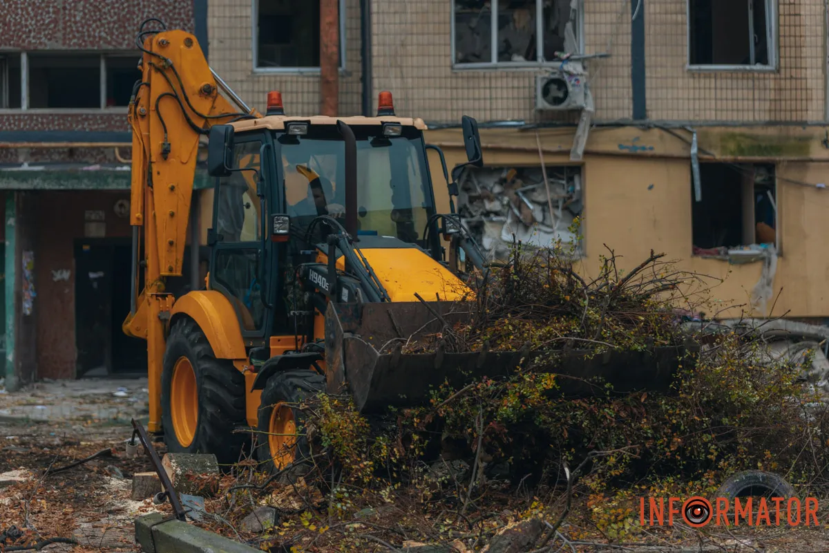 Работала техника Дыра в доме: как выглядит многоэтажка в Днепре, которая была повреждена в результате вражеской атаки 11