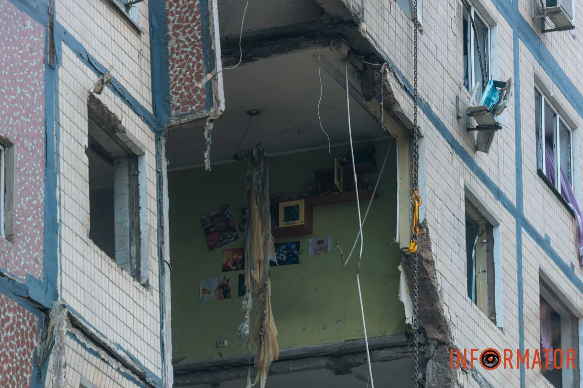 Мэр Днепра написал, что, скорее всего, придется демонтировать два подъезда Дыра в доме: как выглядит многоэтажка в Днепре, которая была повреждена в результате вражеской атаки 12
