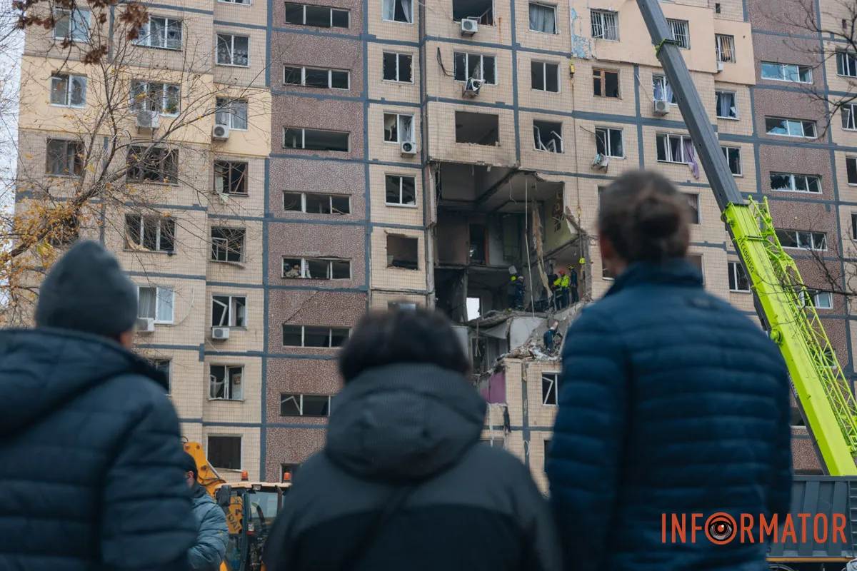 По словам мэра, задействовали все городские службы Дыра в доме: как выглядит многоэтажка в Днепре, которая была повреждена в результате вражеской атаки 15