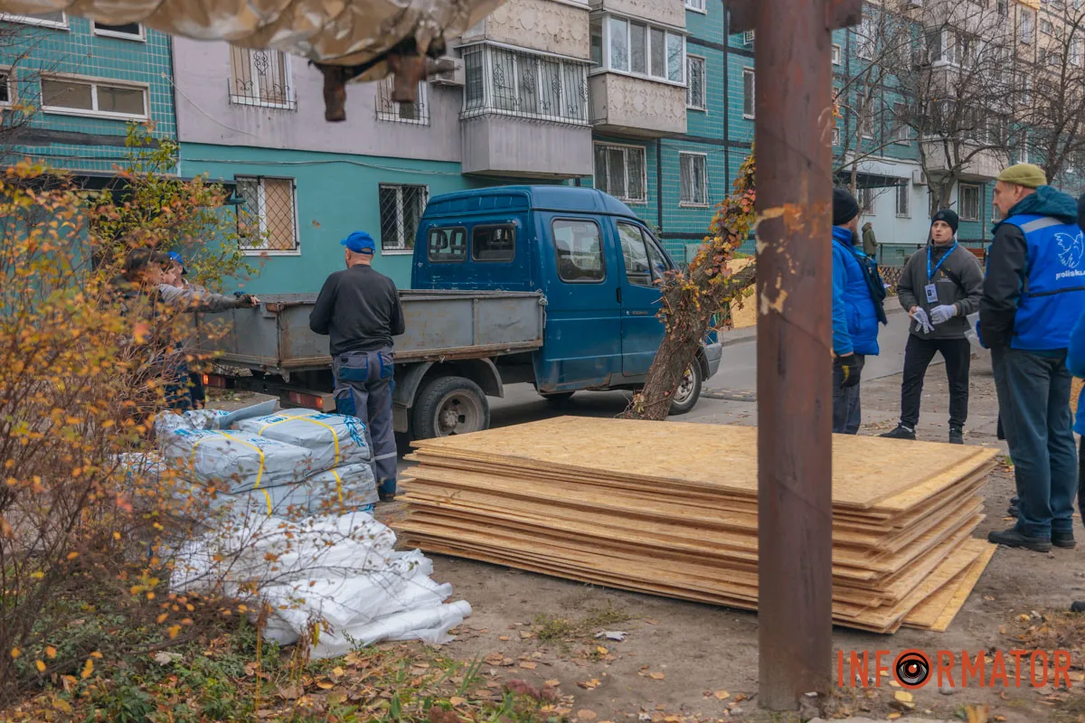 Людям выдавали OSB-плиты Дыра в доме: как выглядит многоэтажка в Днепре, которая была повреждена в результате вражеской атаки 16