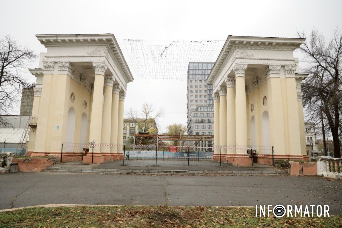 Паркан встановили з обох сторін колон