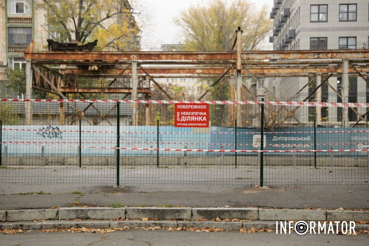 Залізний паркан та сигнальна стрічка