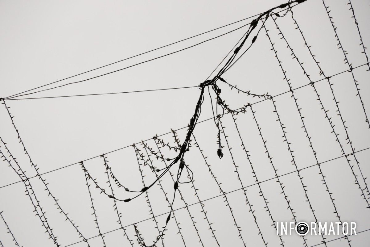 Досі висить святкова ілюмінація 