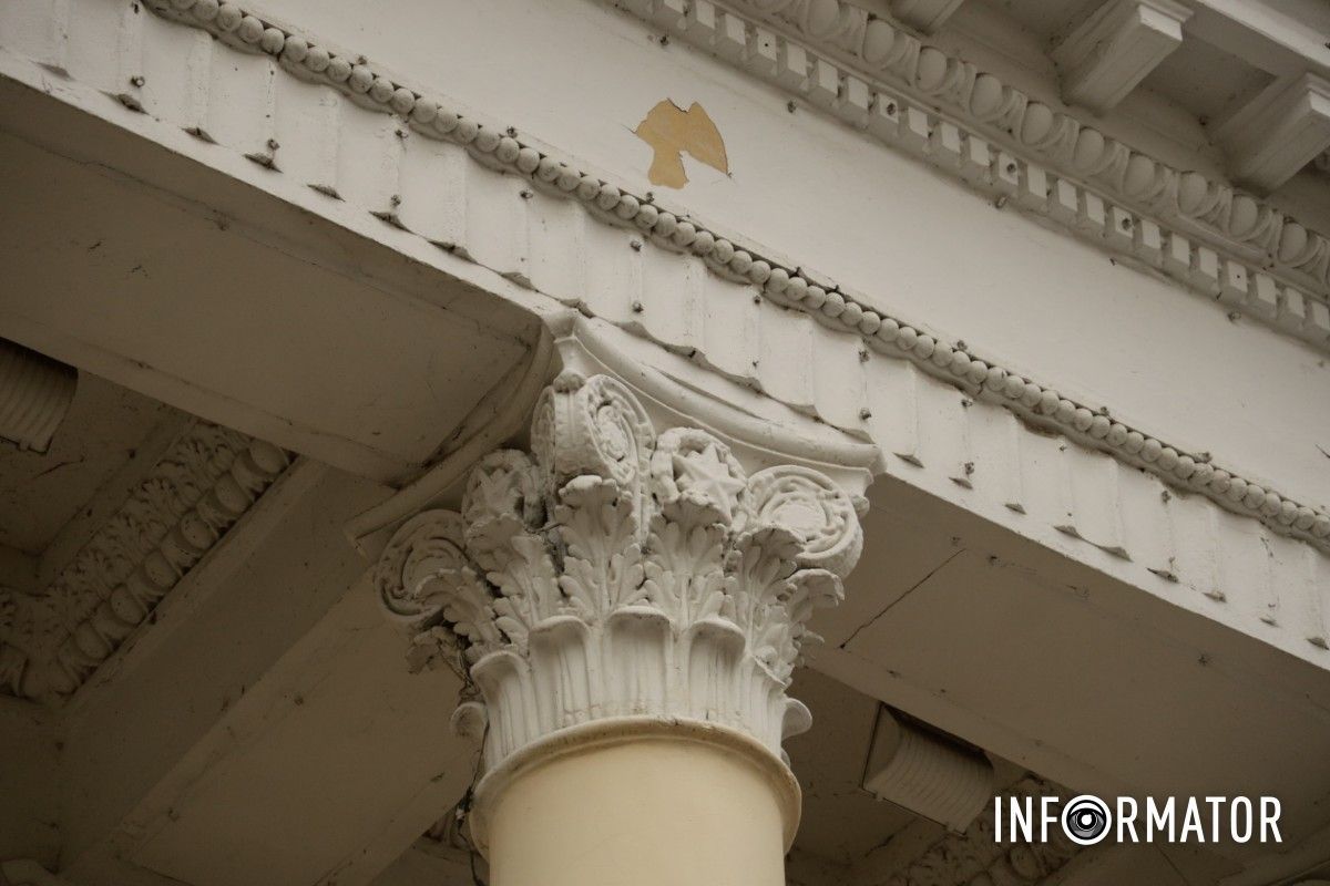 Колони центрального входу в парк Глоби