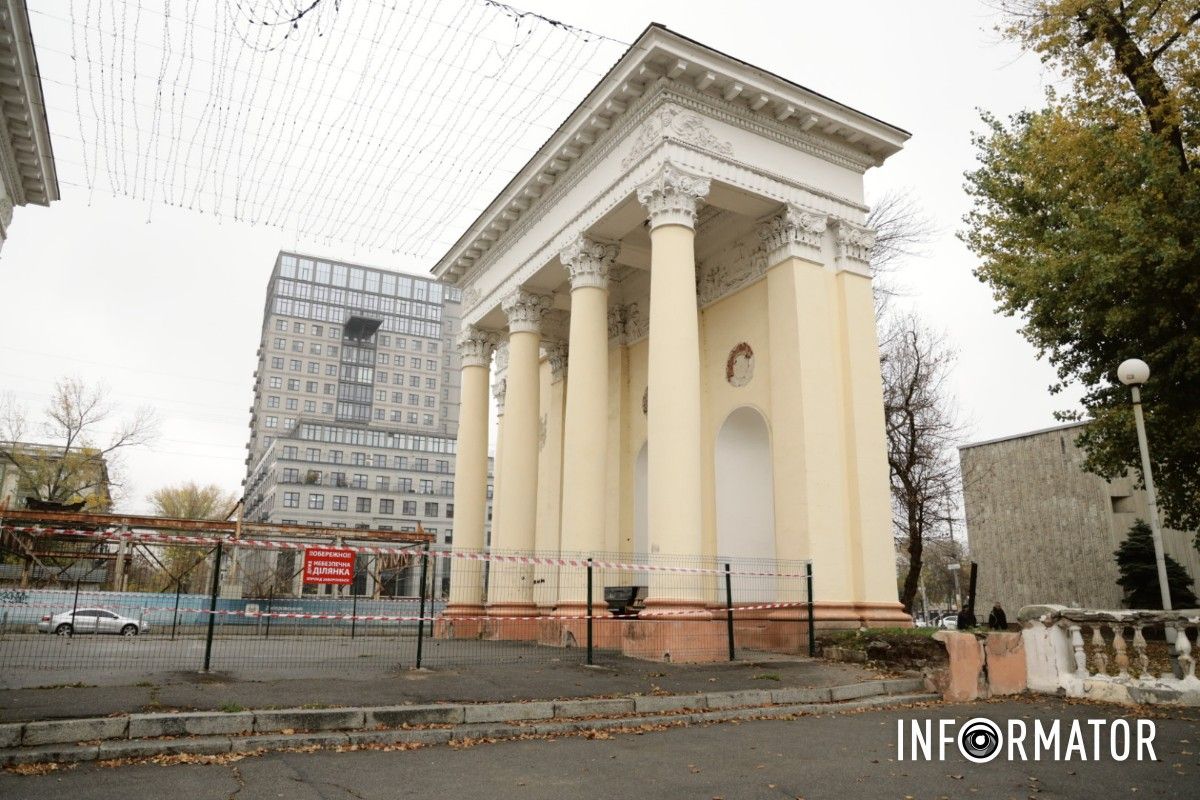 Вхід знаходиться на проспекті Дмитра Яворницького