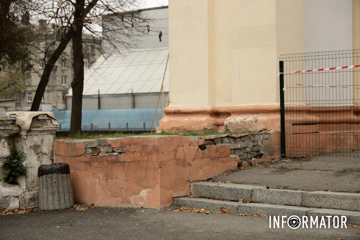 Пошкоджені сходи