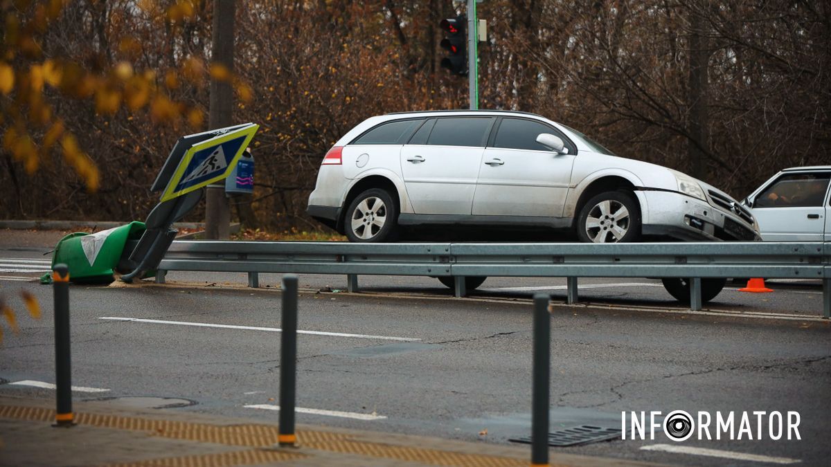 У Дніпрі на Космічній Opel наїхав на відбійник та повалив дорожній знак