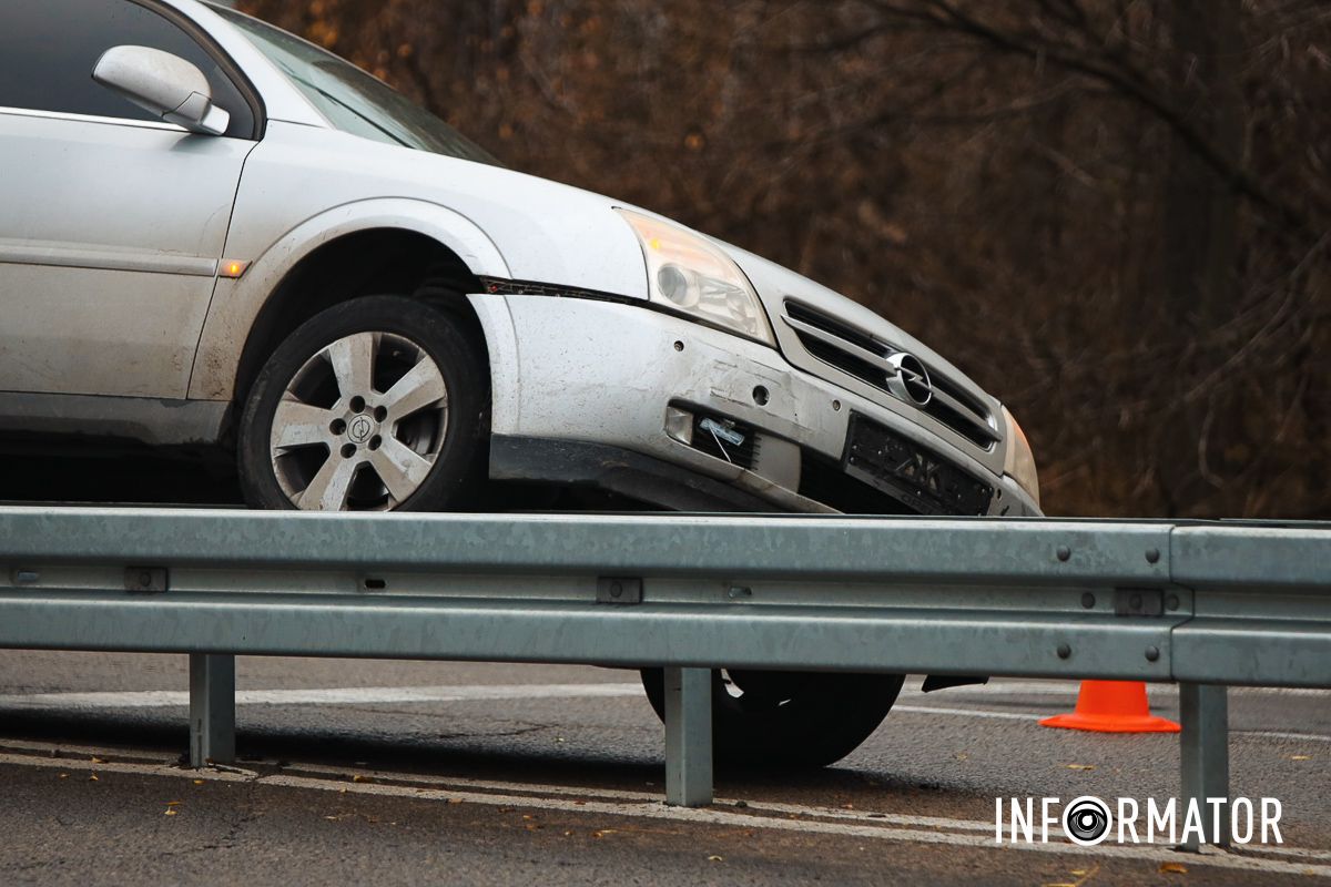 Машина стоїть похилена набік Машина стоїть похилена набік