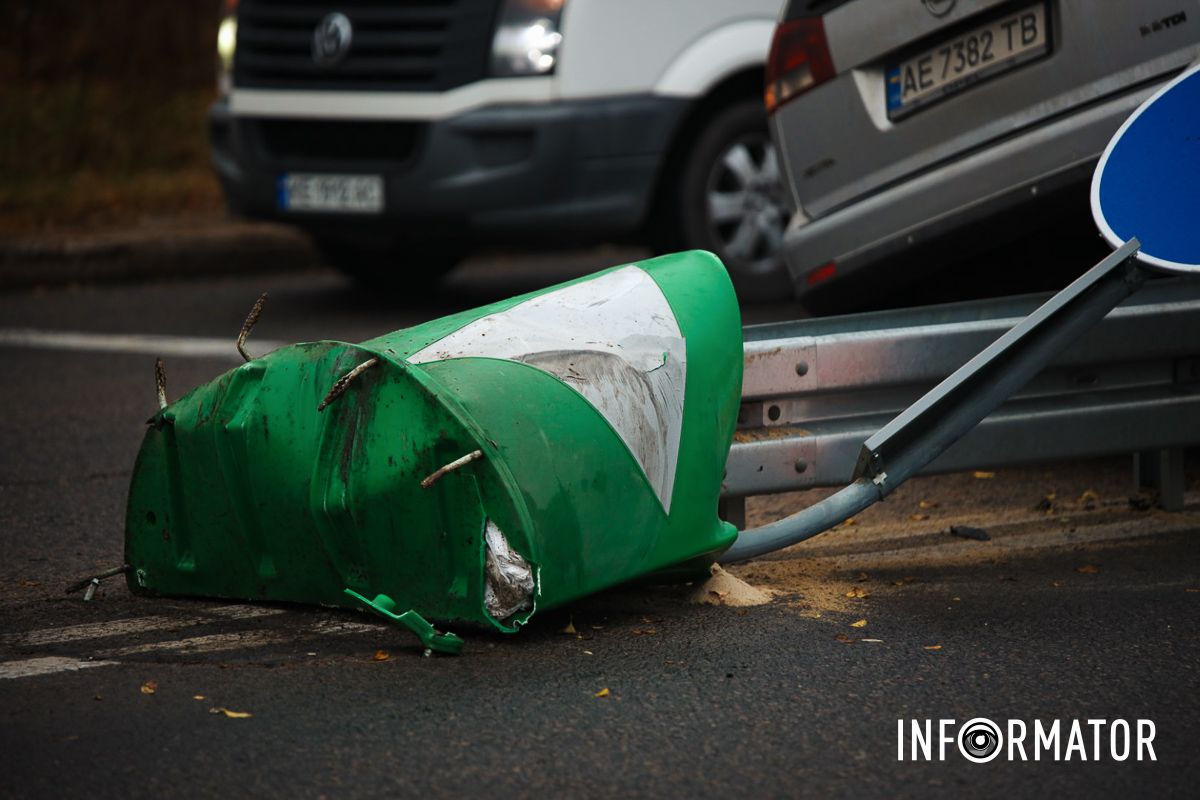 Повалений дорожній знак Повалений дорожній знак
