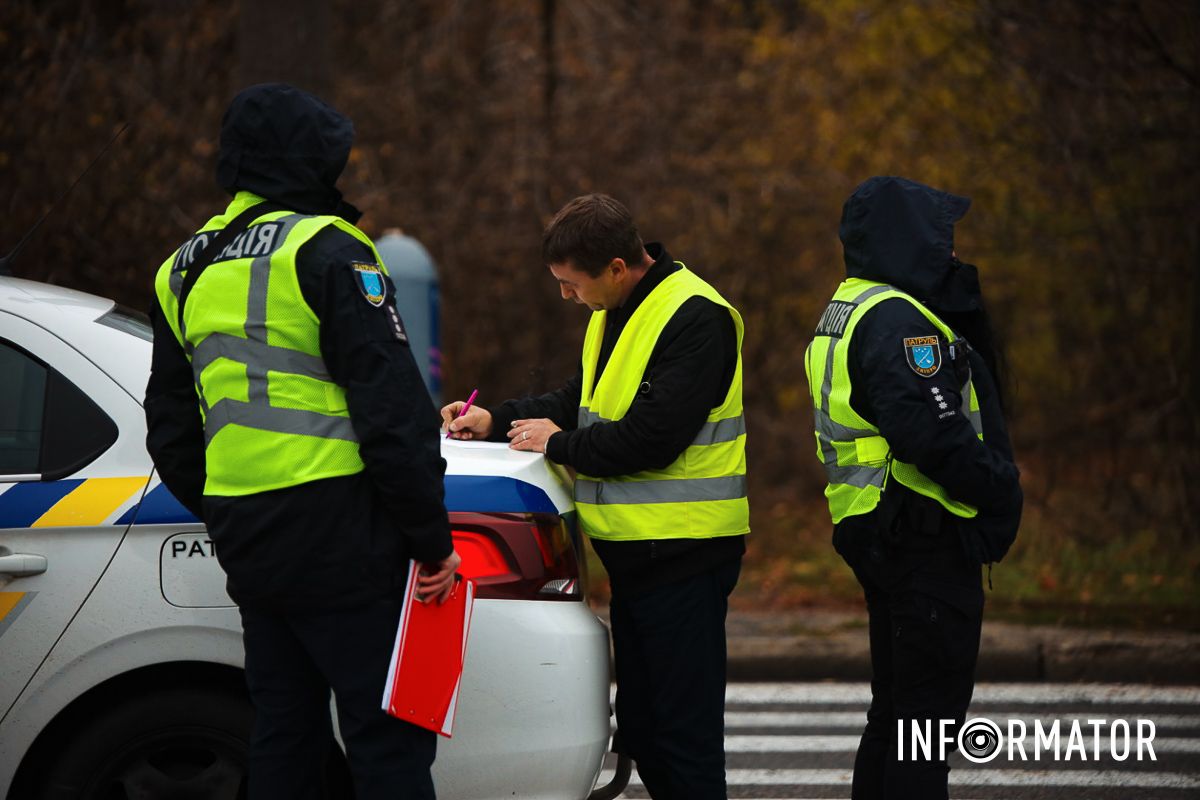 Також вона повалила дорожній знак Також вона повалила дорожній знак