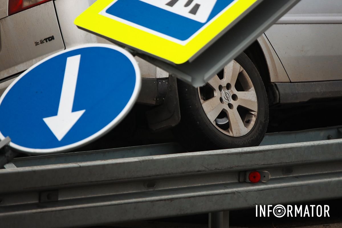 Потім автівка наїхала на відбійник Потім автівка наїхала на відбійник