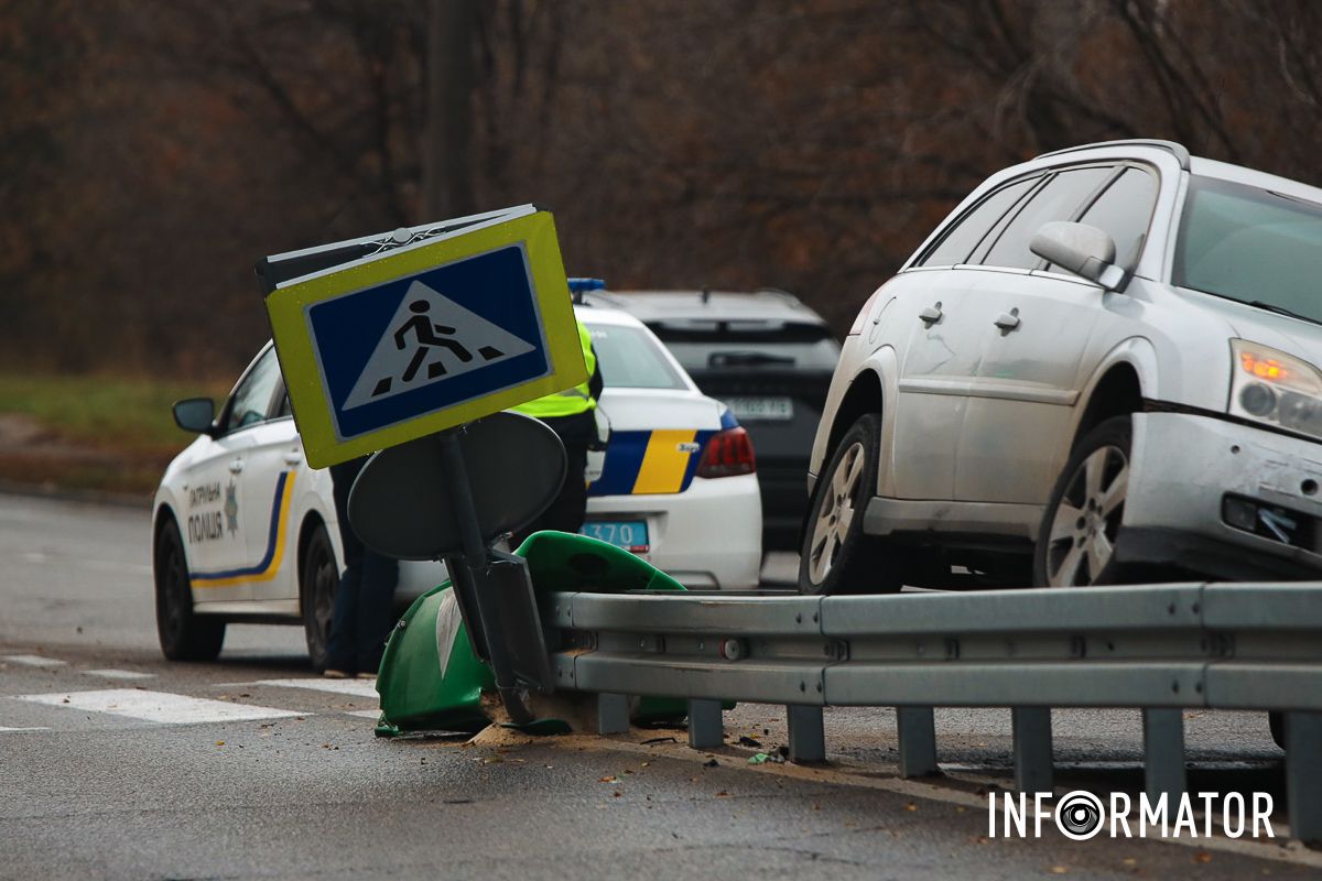 За попередньою інформацією, Opel їхав зі сторони Запорізького шосе у напрямку Набережної Перемоги За попередньою інформацією, Opel їхав зі сторони Запорізького шосе у напрямку Набережної Перемоги
