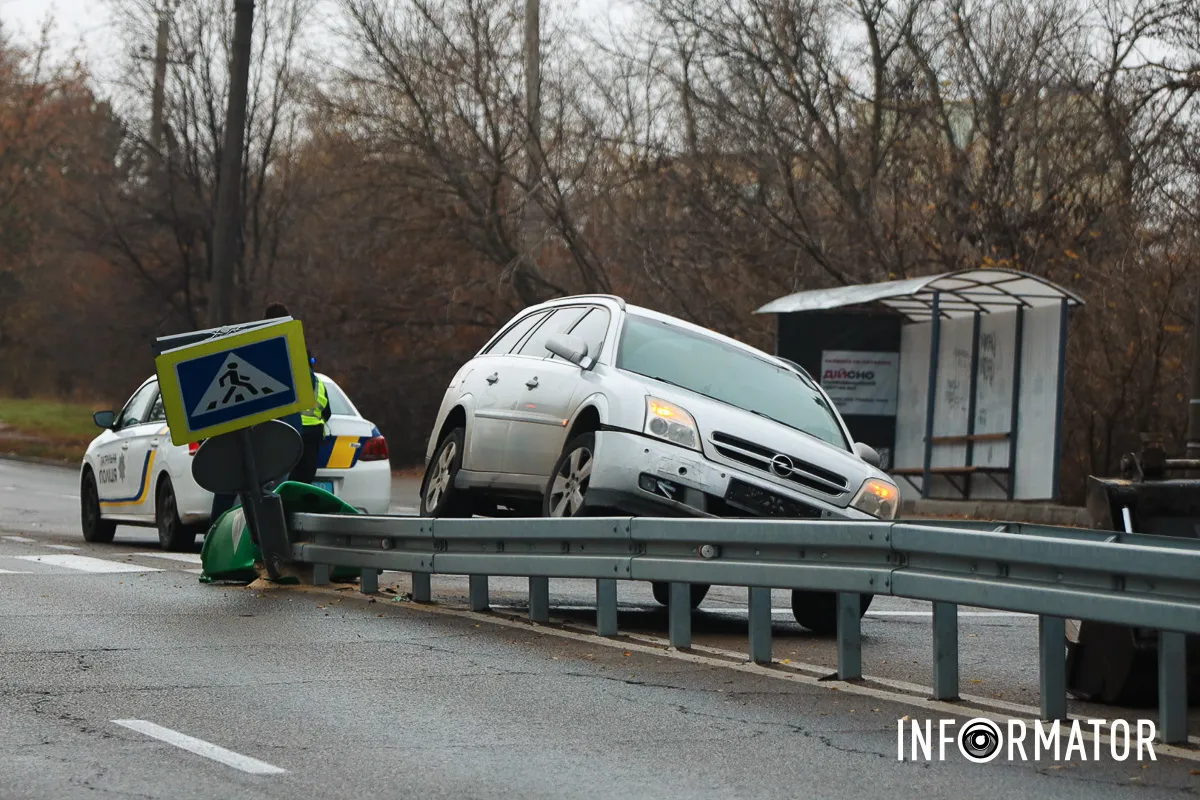Під час руху автомобіль Opel Vectra наїхав на відбійник Під час руху автомобіль Opel Vectra наїхав на відбійник