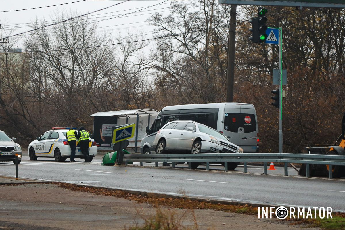 У понеділок, 10 листопада, у Дніпрі на вулиці Космічній сталася аварія У понеділок, 10 листопада, у Дніпрі на вулиці Космічній сталася аварія