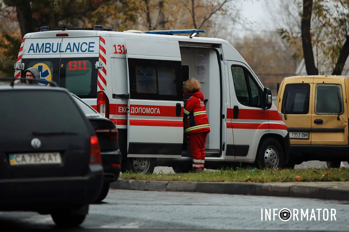 В Днепре на Набережной Победы BMW снесла столб: работают чрезвычайные службы, движение перекрыли.