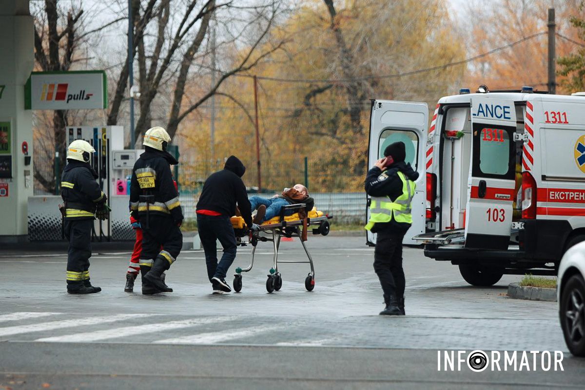 В Днепре на Набережной Победы BMW снесла столб: работают чрезвычайные службы, перекрыли движение - машины разворачивают 2