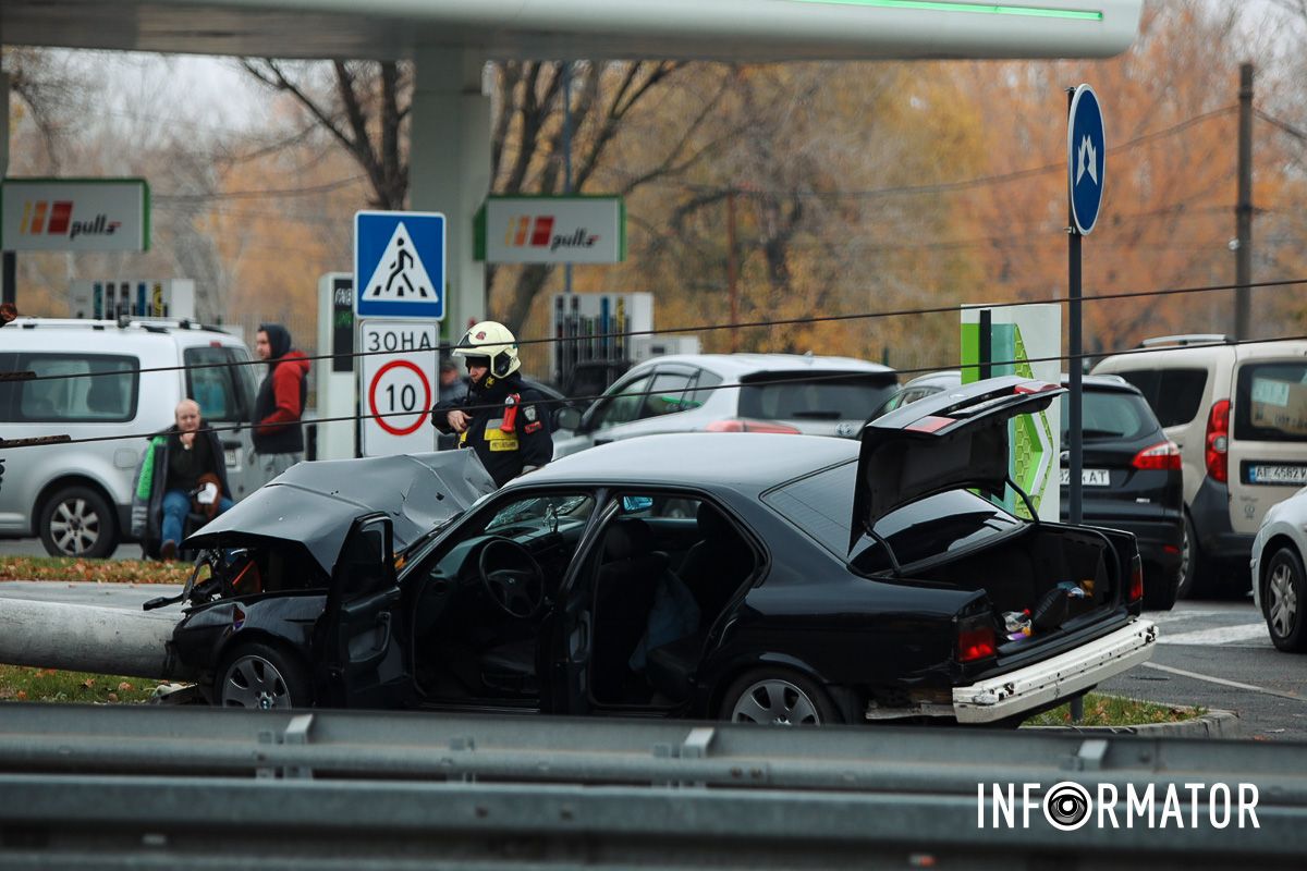 В Днепре на Набережной Победы BMW снесла столб: работают чрезвычайные службы, перекрыли движение - машины разворачивают 3
