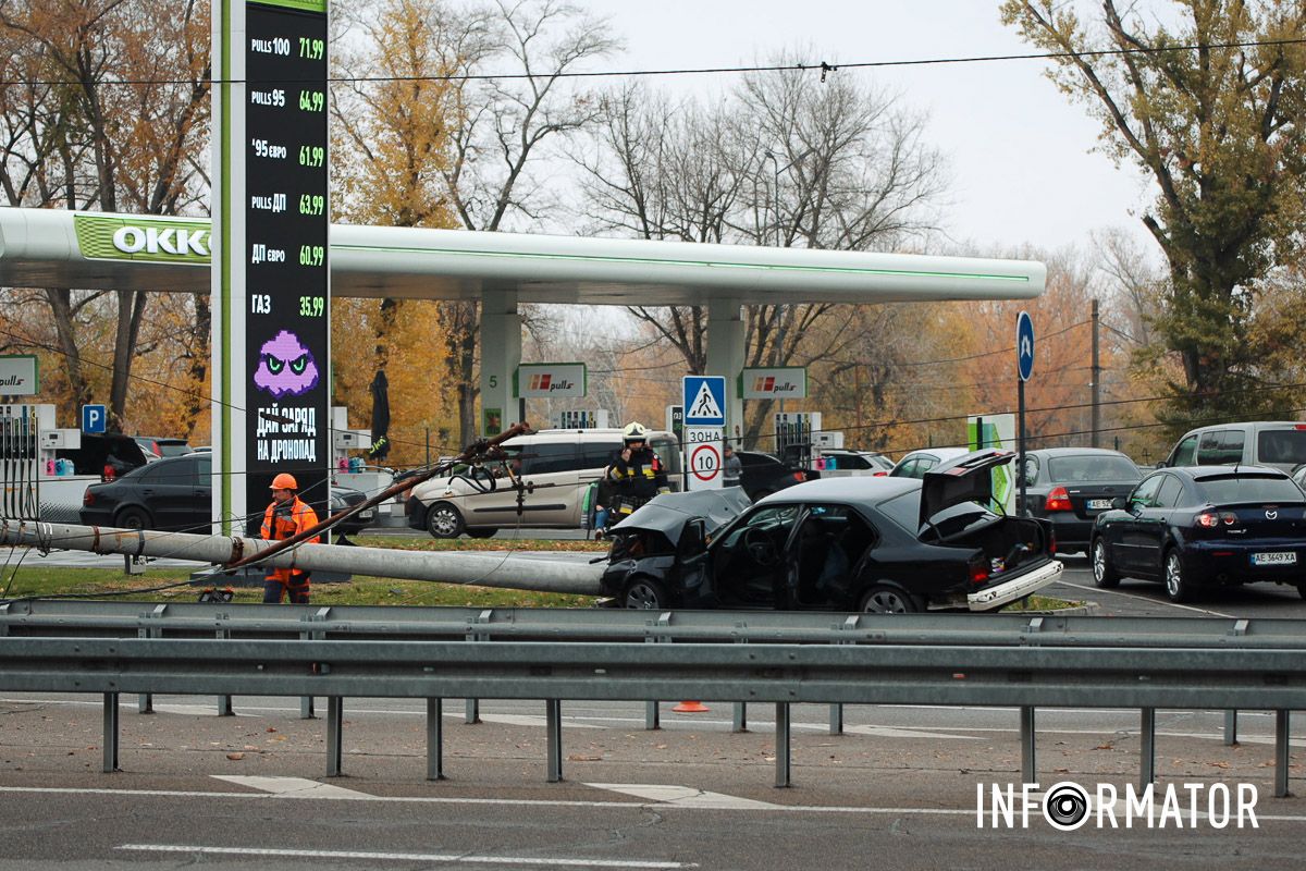 В Днепре на Набережной Победы BMW снесла столб: работают чрезвычайные службы, движение перекрыли - машины разворачивают 4