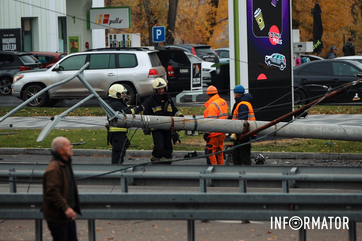 В Днепре на Набережной Победы BMW снесла столб: работают чрезвычайные службы, перекрыли движение - машины разворачивают 5