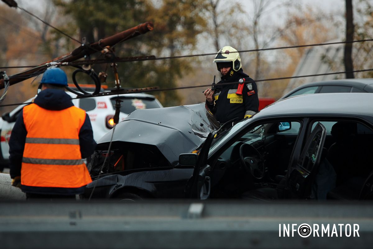 В Днепре на Набережной Победы BMW снесла столб: работают чрезвычайные службы, движение перекрыли - машины разворачивают 6
