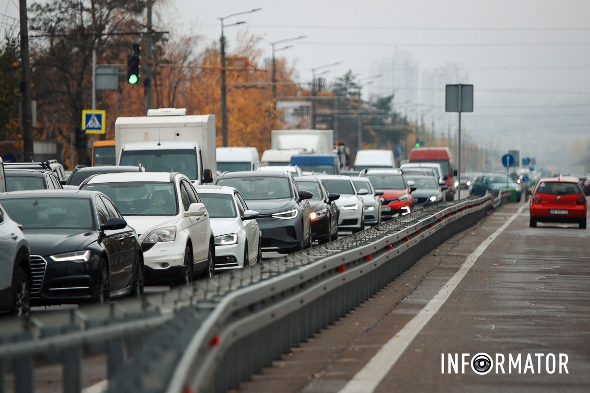 В Днепре на Набережной Победы BMW снесла столб: работают чрезвычайные службы, движение перекрыли – машины разворачивают 7