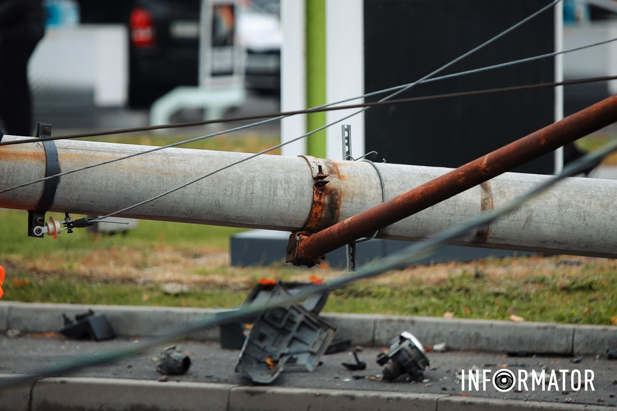 В Днепре на Набережной Победы BMW снесла столб: работают чрезвычайные службы, перекрыли движение - машины разворачивают 8