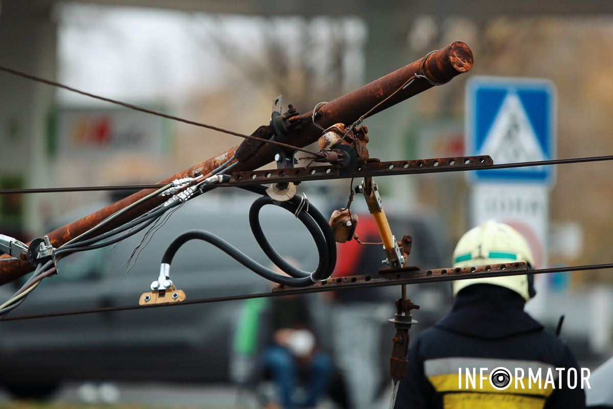 В Днепре на Набережной Победы BMW снесла столб: работают чрезвычайные службы, перекрыли движение - машины разворачивают 9