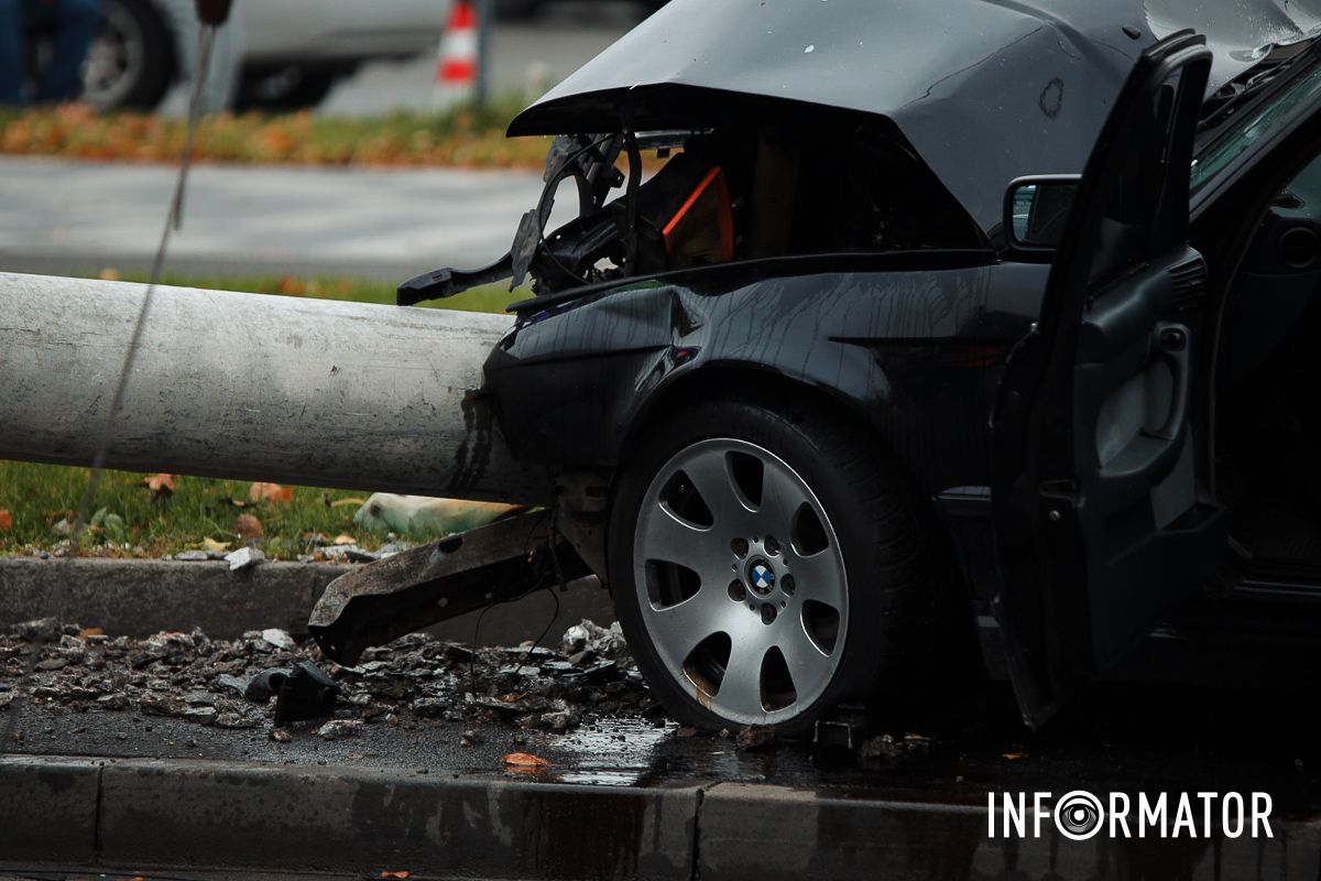 В Днепре на Набережной Победы BMW снесла столб: работают чрезвычайные службы, движение перекрыли – машины разворачивают 10