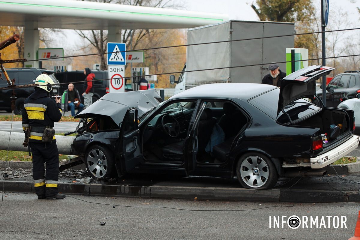 В Днепре на Набережной Победы BMW снесла столб: работают чрезвычайные службы, движение перекрыли – машины разворачивают 11