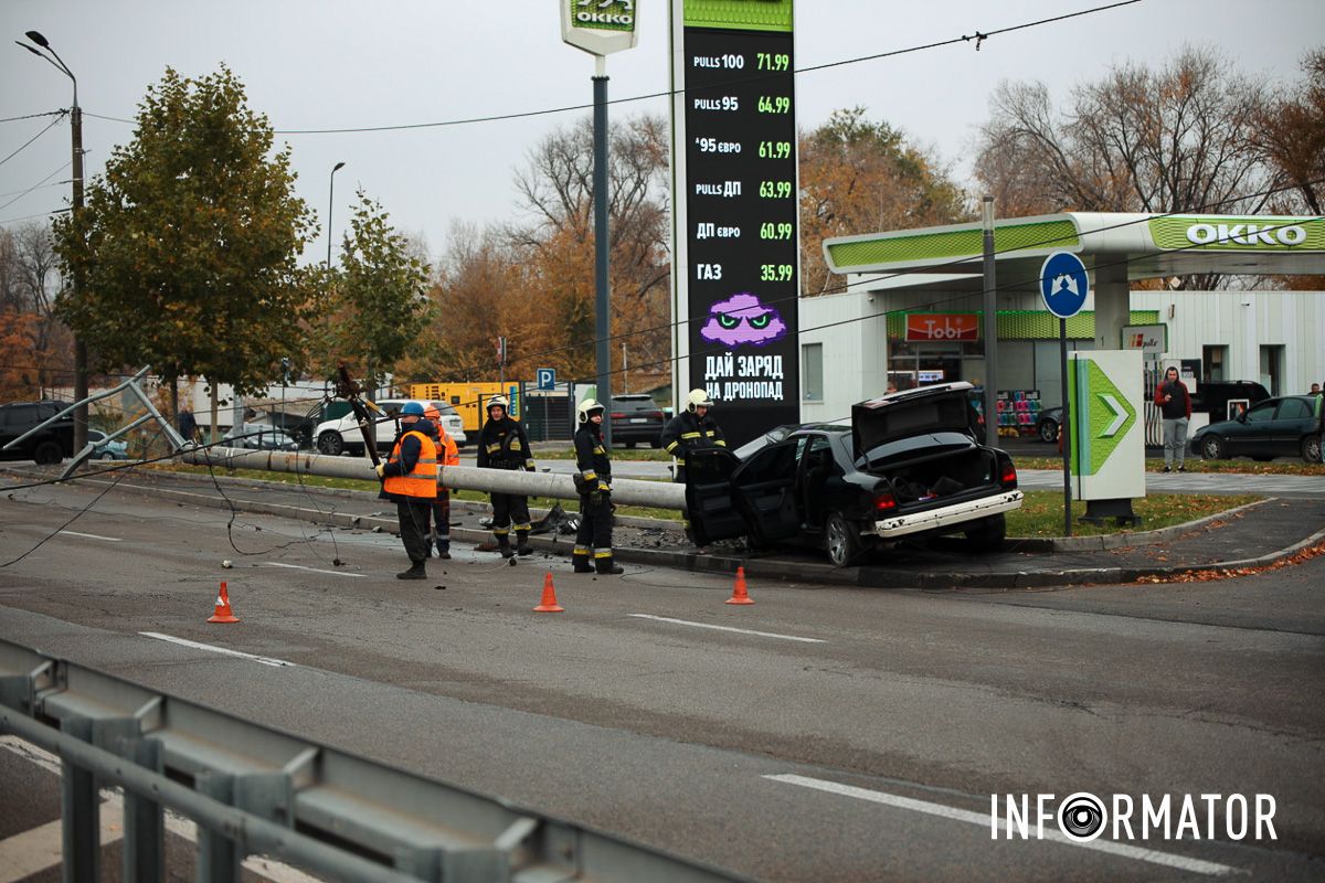 В Днепре на Набережной Победы BMW снесла столб: работают чрезвычайные службы, движение перекрыли - машины разворачивают 12