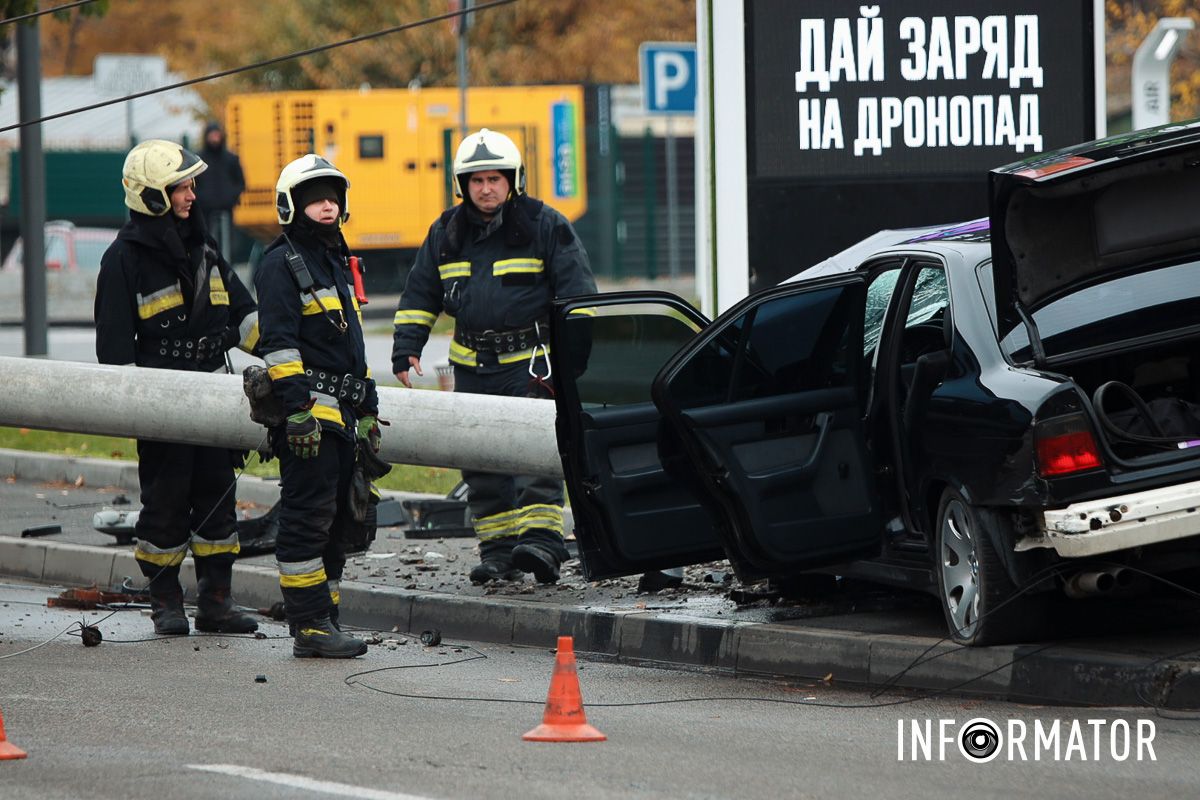 В Днепре на Набережной Победы BMW снесла столб: работают чрезвычайные службы, движение перекрыли – машины разворачивают 14