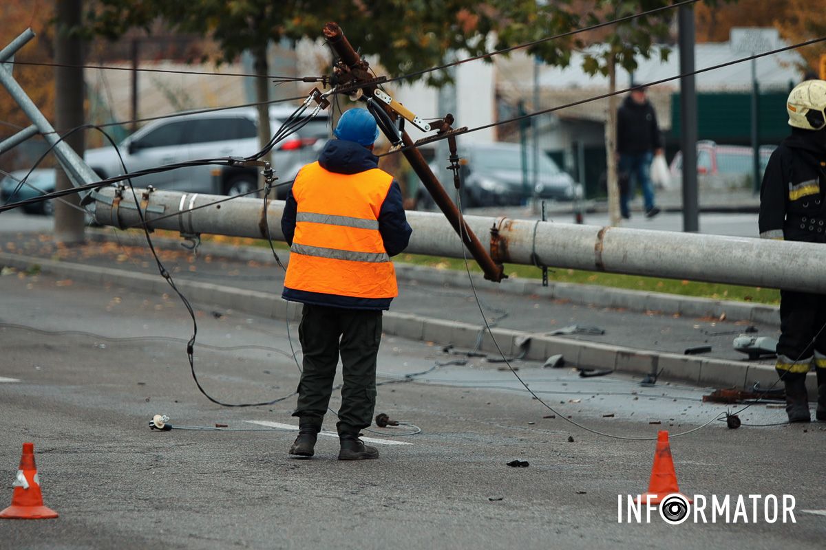 В Днепре на Набережной Победы BMW снесла столб: работают чрезвычайные службы, движение перекрыли – машины разворачивают 13