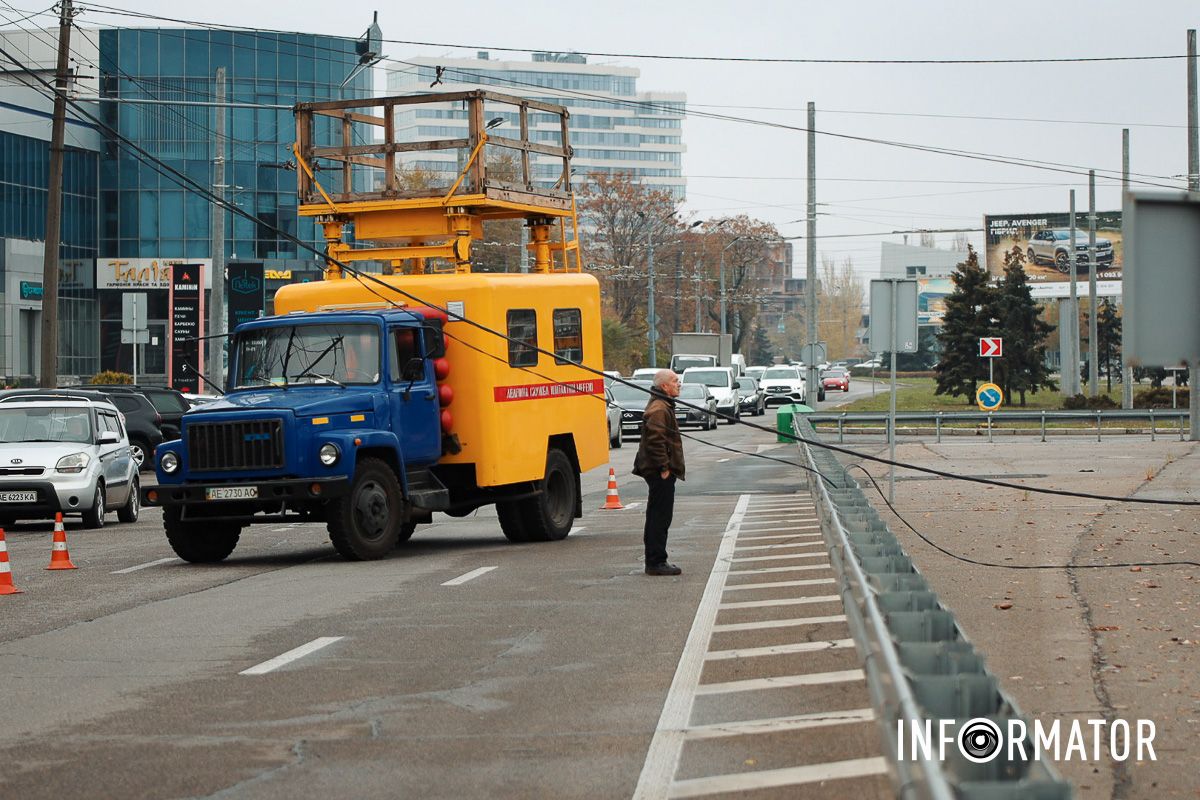 В Днепре на Набережной Победы BMW снесла столб: работают чрезвычайные службы, движение перекрыли – машины разворачивают 16