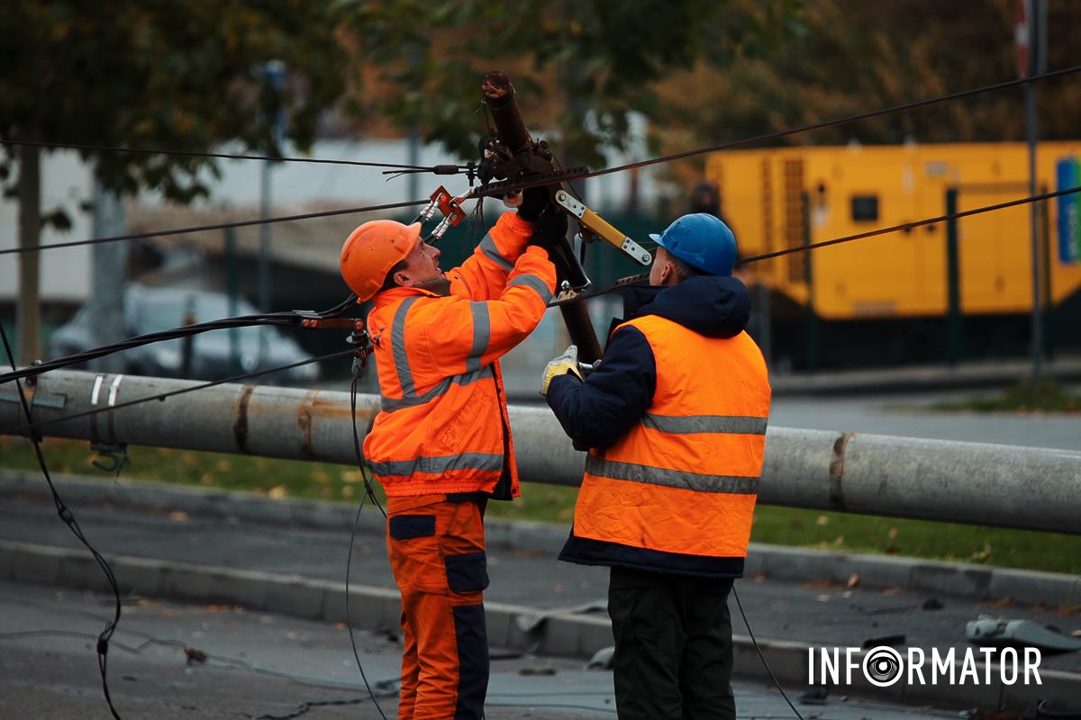 В Днепре на Набережной Победы BMW снесла столб: работают чрезвычайные службы, движение перекрыли – машины разворачивают 15