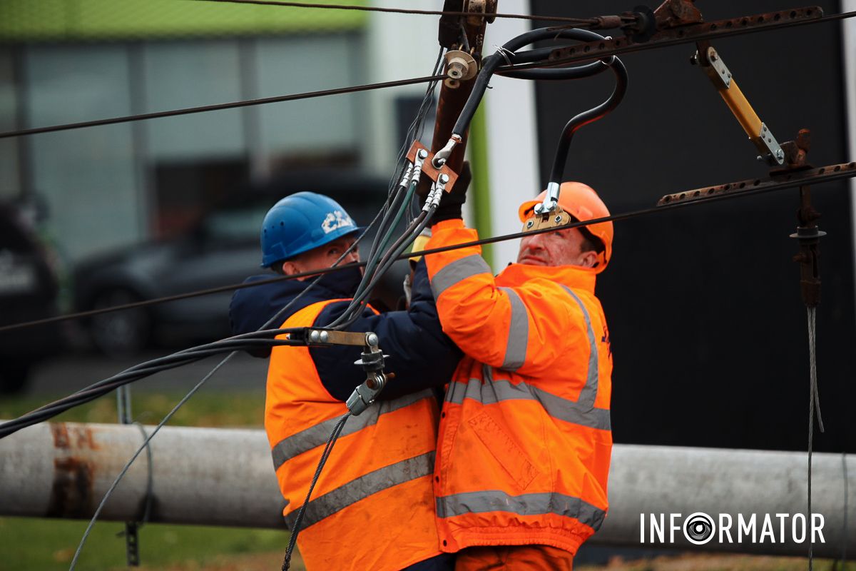 В Днепре на Набережной Победы BMW снесла столб: работают чрезвычайные службы, движение перекрыли – машины разворачивают 17