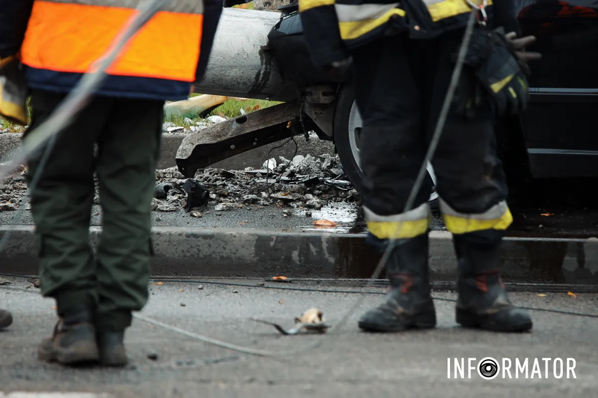 В Днепре на Набережной Победы BMW снесла столб: работают чрезвычайные службы, движение перекрыли – машины разворачивают 18