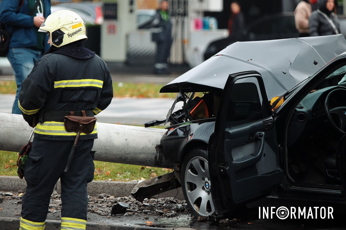 В Днепре на Набережной Победы BMW снесла столб: работают чрезвычайные службы, движение перекрыли – машины разворачивают 19