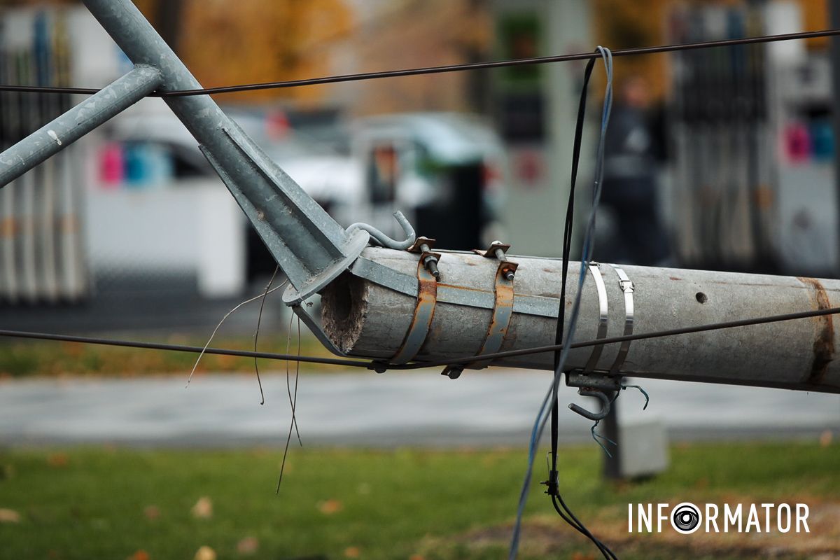 В Днепре на Набережной Победы BMW снесла столб: работают чрезвычайные службы, движение перекрыли – машины разворачивают 20