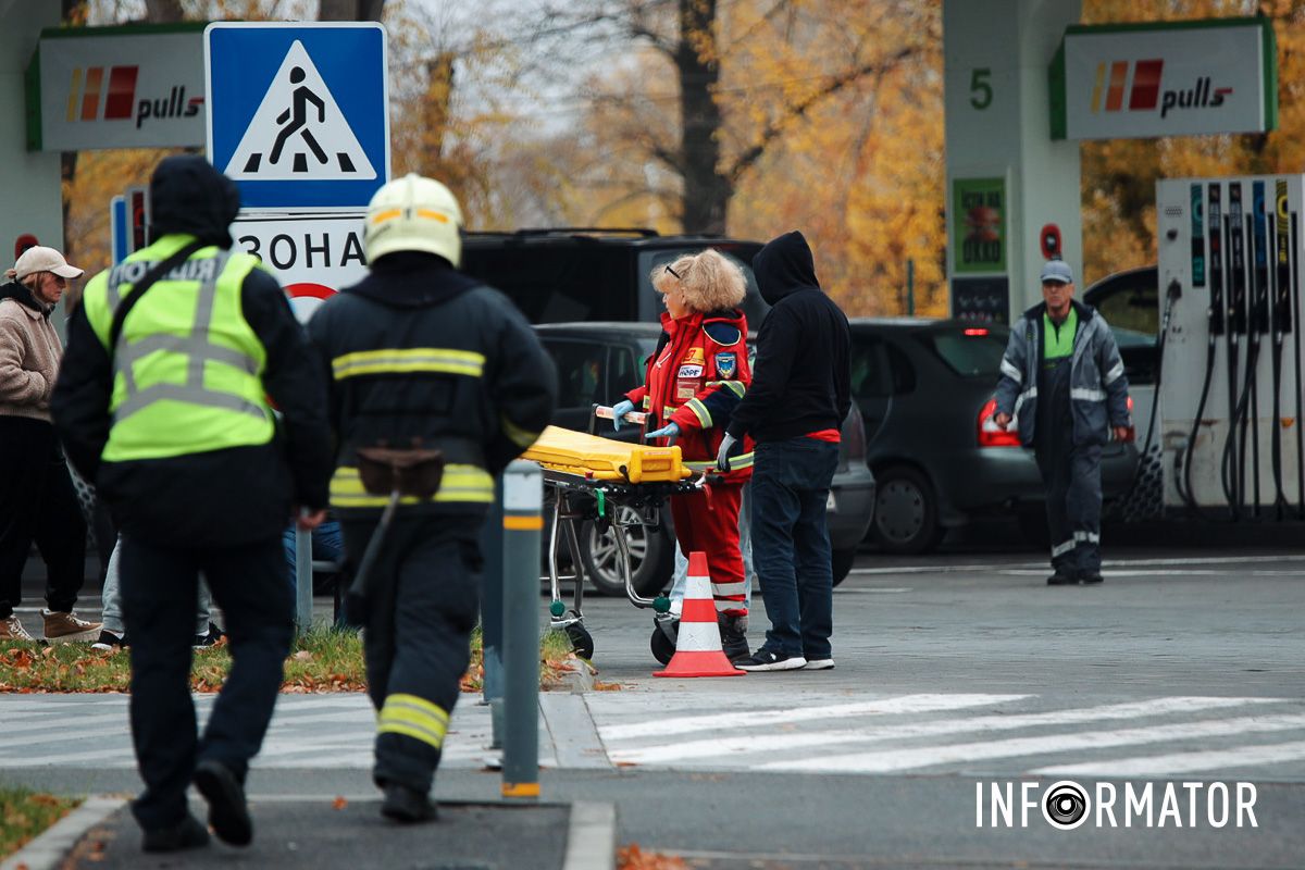 В Днепре на Набережной Победы BMW снесла столб: работают чрезвычайные службы, движение перекрыли - машины разворачивают 21