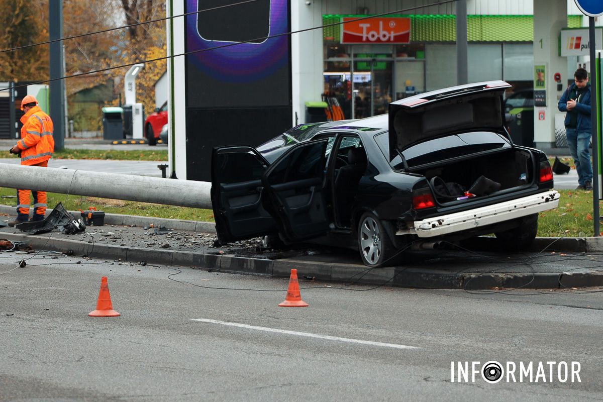 В Днепре на Набережной Победы BMW снесла столб: работают чрезвычайные службы, движение перекрыли - машины разворачивают 22