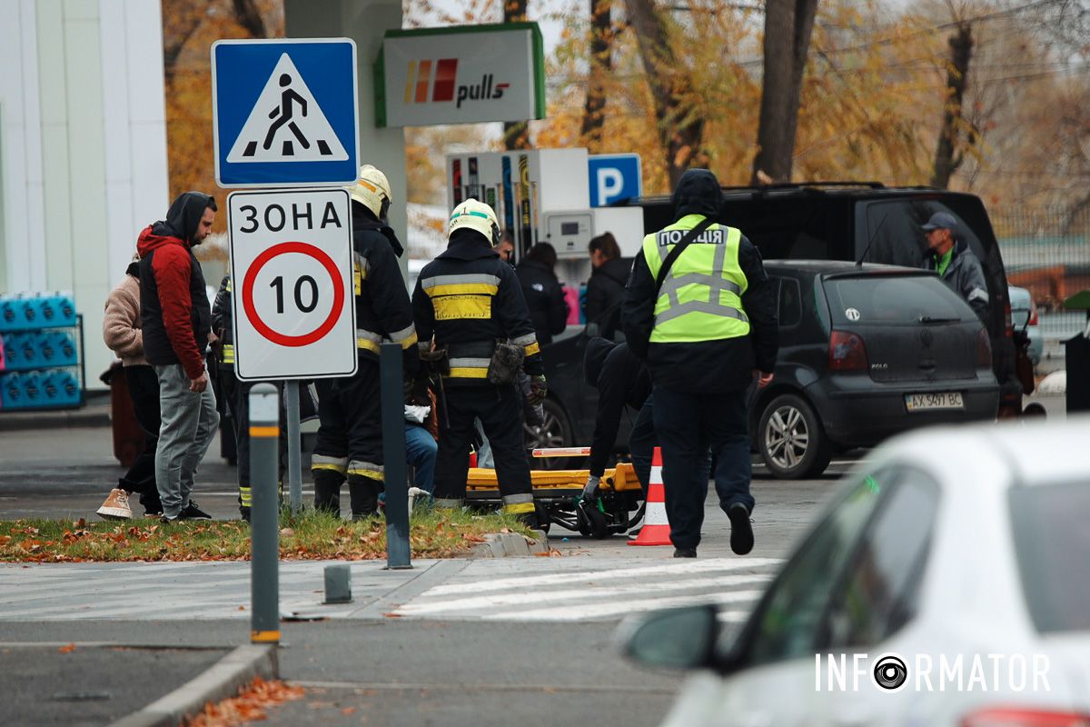 В Днепре на Набережной Победы BMW снесла столб: работают чрезвычайные службы, движение перекрыли - машины разворачивают 23