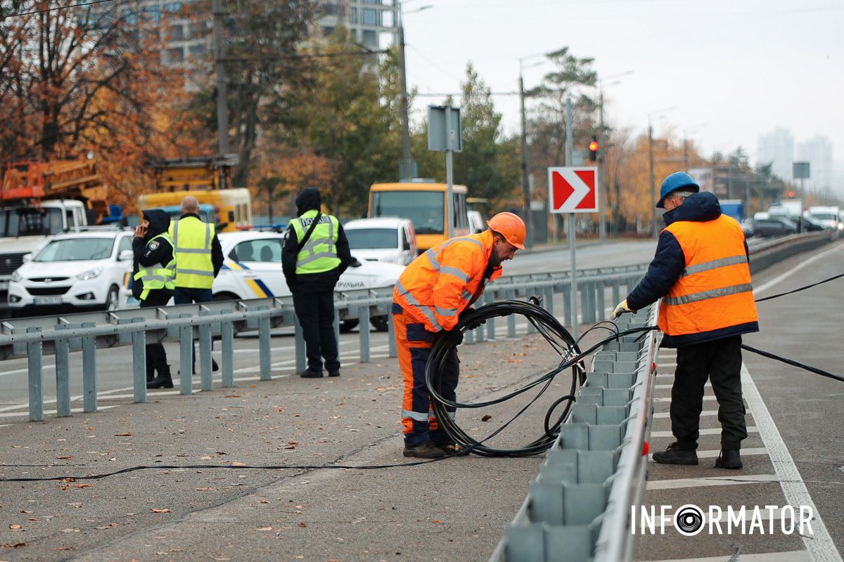 В Днепре на Набережной Победы BMW снесла столб: работают чрезвычайные службы, движение перекрыли - машины разворачивают 24