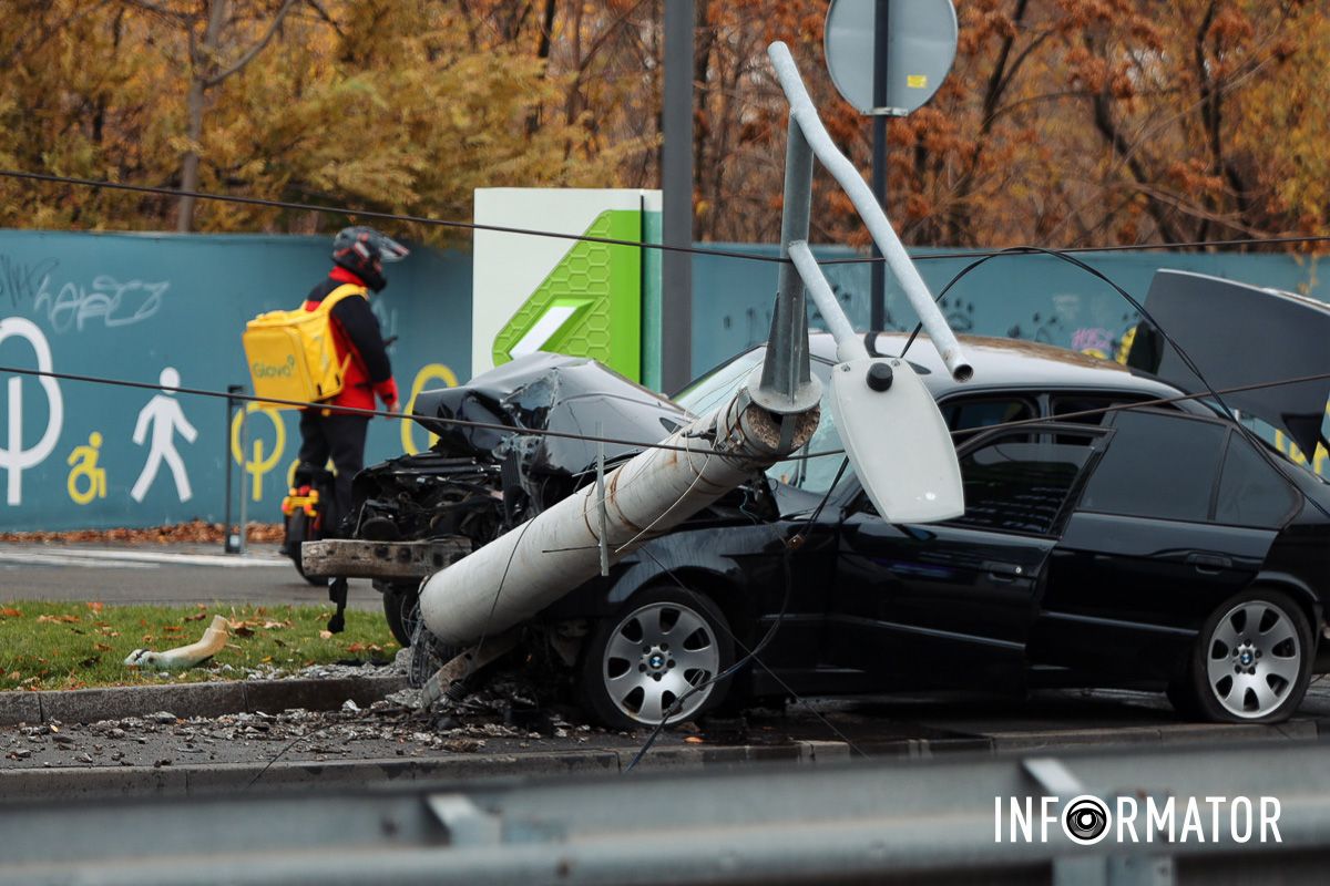 В Днепре на Набережной Победы BMW снесла столб: работают чрезвычайные службы, движение перекрыли – машины разворачивают 25